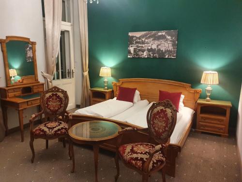 sypialnia z łóżkiem, stołem i krzesłami w obiekcie Belladonna Panorama Apartment w mieście Bad Gastein