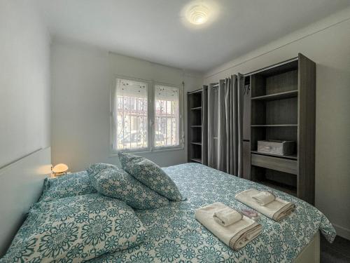 une chambre avec un lit avec deux serviettes dessus dans l'établissement T2 tout équipé à 2 min de la plage ménage inclus 2, à Banyuls-sur-Mer