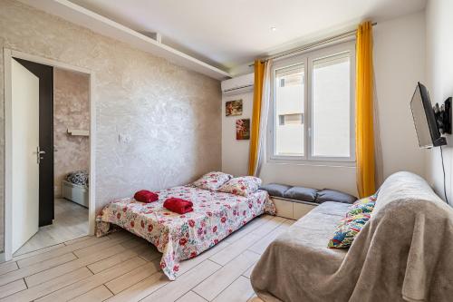 une chambre avec deux lits et une fenêtre dans l'établissement T3 moderne et cosy au bord de mer, à Marseille