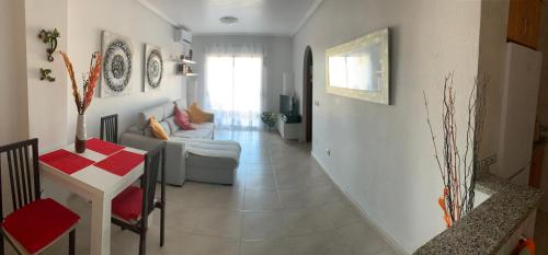 soggiorno con scala che conduce a un soggiorno di Apartamento del sol a Orihuela Costa