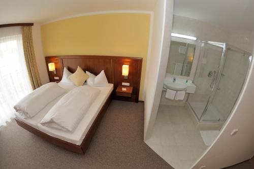 Koupelna v ubytování Tennis Golf Hotel Höllrigl