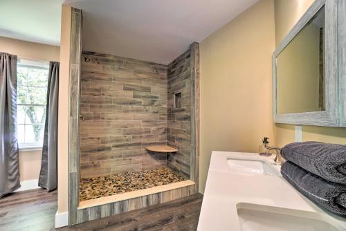 Ein Badezimmer in der Unterkunft Bright Apartment with Deck and Old Hickory Lake Access