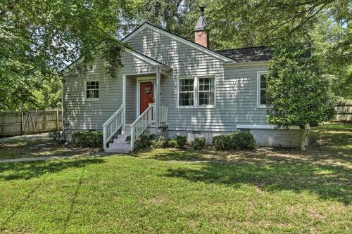Κήπος έξω από το Bright Home with Yard in Historic Fuquay-Varina!