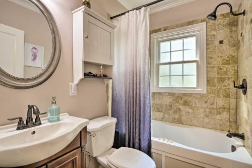 Ванна кімната в Bright Home with Yard in Historic Fuquay-Varina!