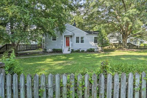 Κήπος έξω από το Bright Home with Yard in Historic Fuquay-Varina!