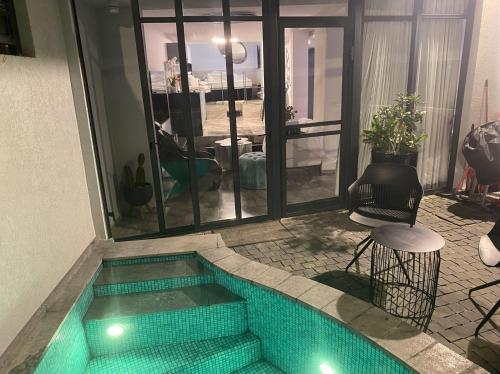 ein Swimmingpool mitten in einem Gebäude in der Unterkunft daniela in Eilat