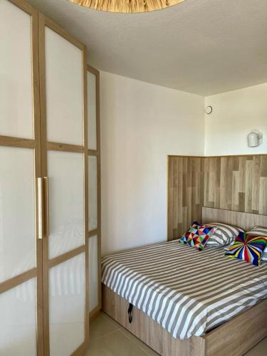 - une chambre avec un lit et une couette à rayures dans l'établissement Superbe Studio Le pavois, à Antibes