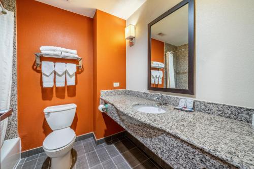Bilik mandi di Restwell Inn & Suites I-45 North