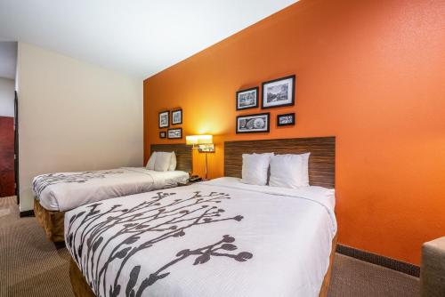 Ένα ή περισσότερα κρεβάτια σε δωμάτιο στο Restwell Inn & Suites I-45 North