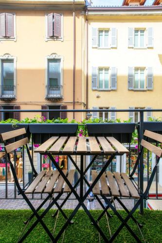 a picnic table on the balcony of a building at In Centro Luxury Rooms in Como