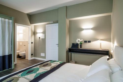 sypialnia z łóżkiem i łazienką w obiekcie In Centro Luxury Rooms w Como