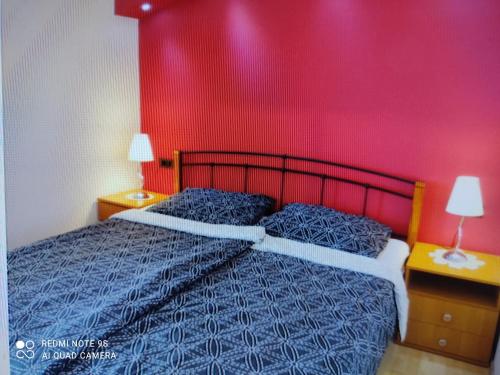 - une chambre avec un lit bleu et un mur rouge dans l'établissement App 1 Alen, à Crikvenica