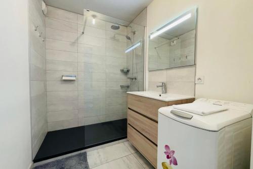 Bathroom sa Bright apartment in a new building with garage