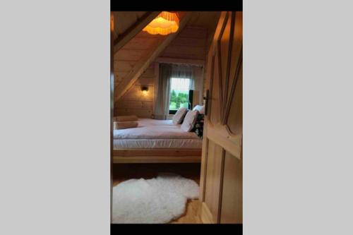 - une petite chambre avec un lit et une fenêtre dans l'établissement Bystry domek w Beskidach przy szlaku na Babią Górę, à Bystra