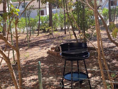 a grill sitting in the middle of a yard at Arboria Sun & Sea in Sorso