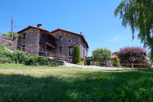 an old stone house on a hill with green grass at Gra de fajol in Girona