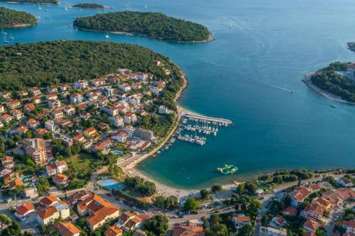eine Luftansicht einer kleinen Insel im Wasser in der Unterkunft Sea Star Apartments in Pješčana Uvala