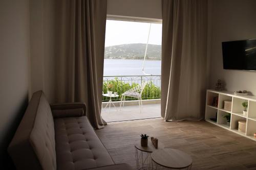 Foto dalla galleria di Irida's sea front apartment with astonishing view a Theológos