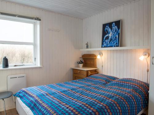 a bedroom with a bed and a window at Holiday home Fanø LXXXVI in Fanø