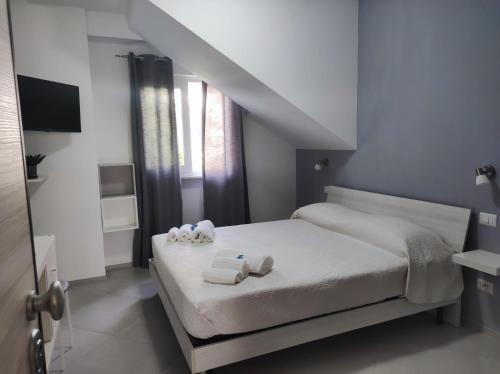 1 dormitorio con 1 cama con toallas en Lotus B&B en Castellabate