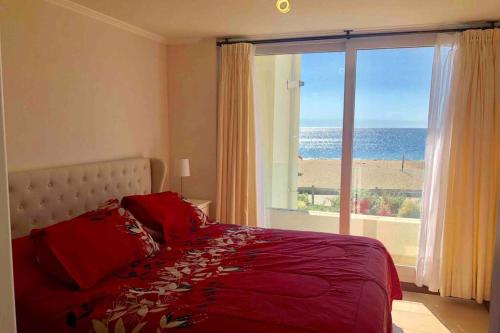 - une chambre avec un lit et une vue sur l'océan dans l'établissement PAPUDO - Departamento Frente a la Playa., à Papudo