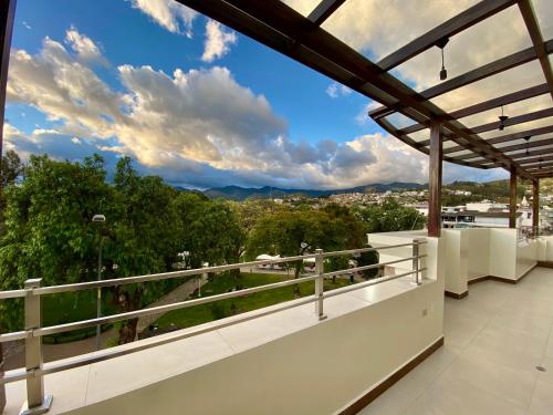 una vista desde el balcón de una casa en Hotel Carrion, en Loja