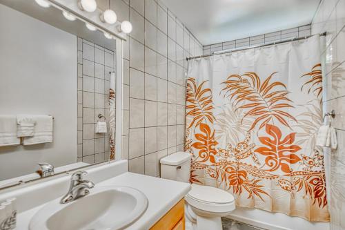 baño con lavabo y cortina de ducha en Kona Kanewa Home en Kailua-Kona