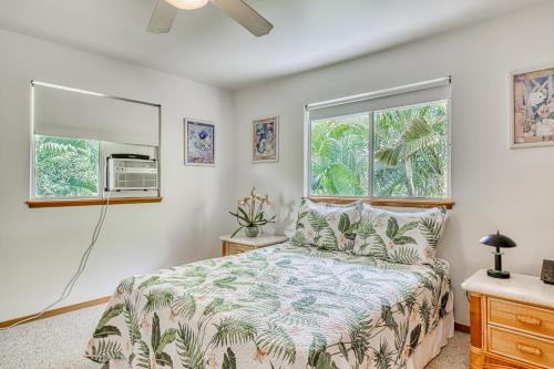 a bedroom with a bed and a window at Kona Kanewa Home in Kailua-Kona