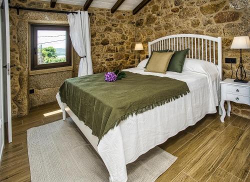 Tempat tidur dalam kamar di Casa Rural Costa Azul