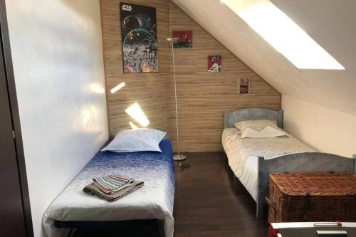 Giường trong phòng chung tại Havre de paix dans le Jura Alsacien avec piscine privée externe de mai à septembre