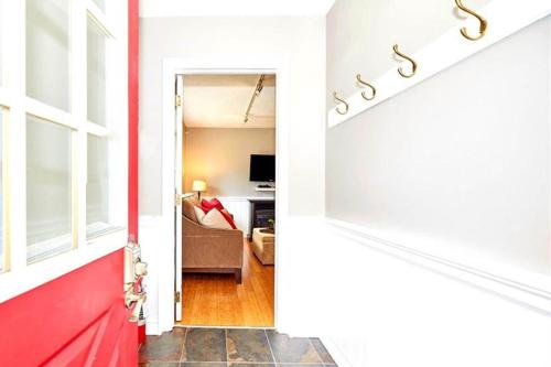 Afbeelding uit fotogalerij van Maple Tree Cottage License # 058-2022 in Niagara on the Lake