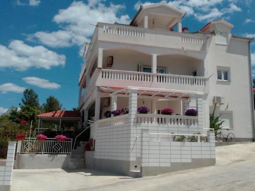 Apartments with a parking space Slatine, Ciovo - 11799, Trogir, Croaţia
