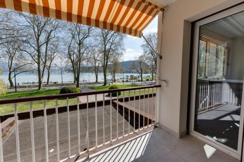 un balcon avec vue sur l'eau dans l'établissement Swan Lake - Design apartment facing Lake Annecy, à Annecy