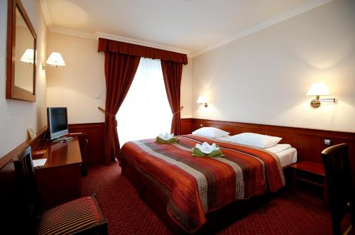 En eller flere senge i et værelse på Hotel Ködmön