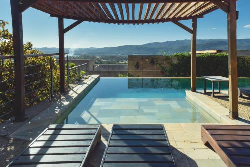 uma piscina com uma pérgola e um pátio em Serra do Juá Pousada de Campo em Pirenópolis