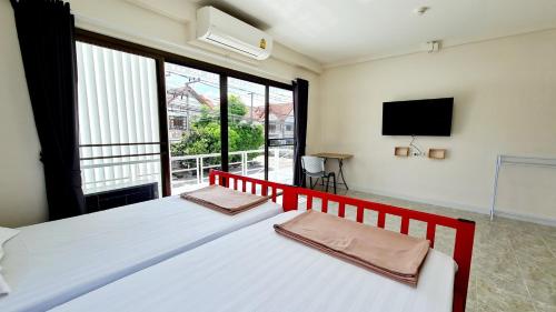 1 dormitorio con cama y ventana grande en TP House@Naka, en Phuket