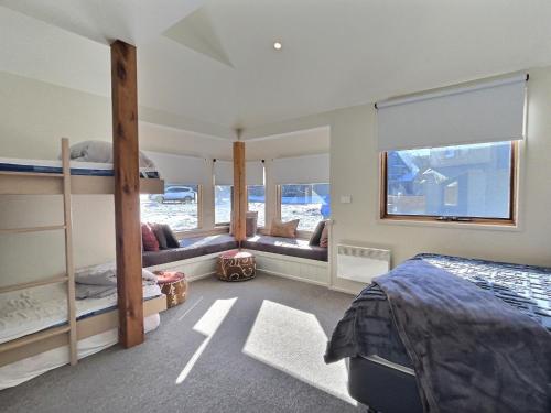 Un dormitorio con dos literas y una ventana. en Vertical Limit, en Dinner Plain