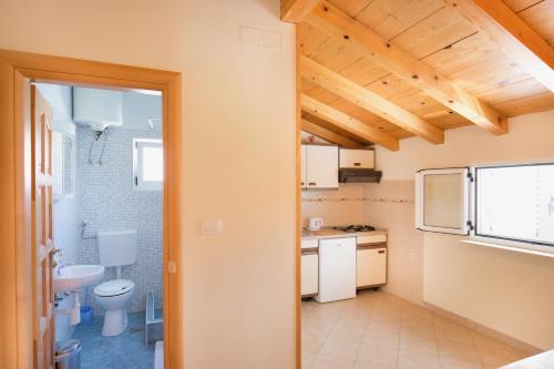 eine kleine Küche mit einem Waschbecken und einem WC in der Unterkunft Apartment Josipa in Vis