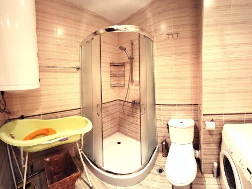 サニービーチにあるGrenada.Suite.tonight.1 bedroom.pool view.300m to beachのシャワー、洗面台、トイレ付きのバスルーム