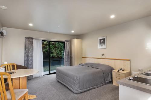 Postel nebo postele na pokoji v ubytování Kaikoura Gateway Motor Lodge