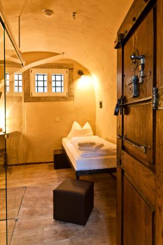 Una cama o camas en una habitación de Knast-Hotel Fronfeste