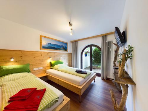 1 dormitorio con 2 camas y ventana en Bergwild en Garmisch-Partenkirchen