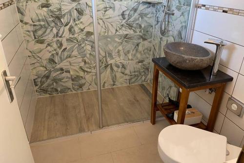 Bathroom sa Apartment Harzblick -NEU MODERNISIERT-