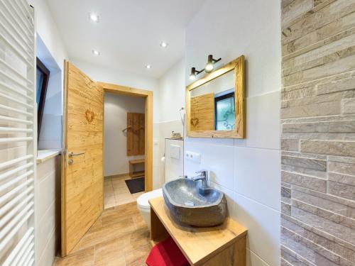 uma casa de banho com um lavatório e um espelho em Bergwild em Garmisch-Partenkirchen