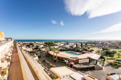 une vue d'une ville depuis le toit d'un immeuble dans l'établissement Sea View Port Nature 5, au Cap d'Agde