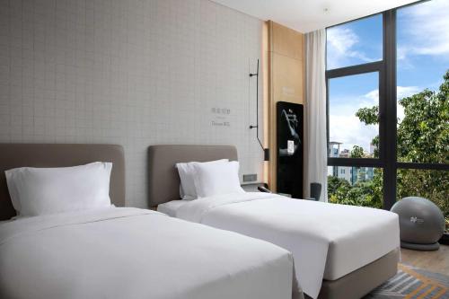 Una cama o camas en una habitación de EVEN Hotel Shenzhen Nanshan by IHG