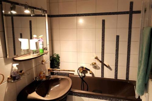 een badkamer met een wastafel en een bad bij Ferienwohnung Naheblick in Bad Kreuznach