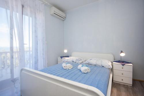 un dormitorio con una cama con dos animales de peluche en Apartments & Rooms Mikelin, en Primošten