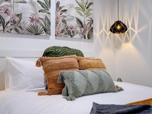 Katil atau katil-katil dalam bilik di Urangan Family Friendly home with views, wifi, wine