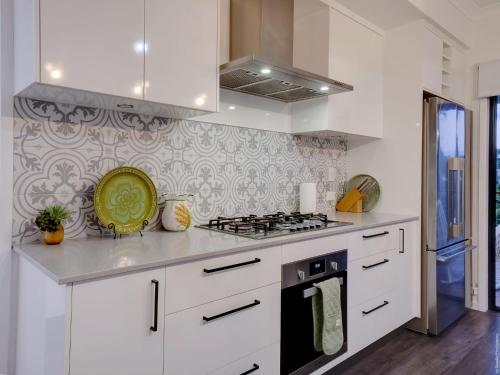 Dapur atau dapur kecil di Urangan Family Friendly home with views, wifi, wine